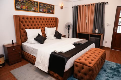 Bed, View (from property/room), View (from property/room), Living room, Photo of the whole room, Bedroom
