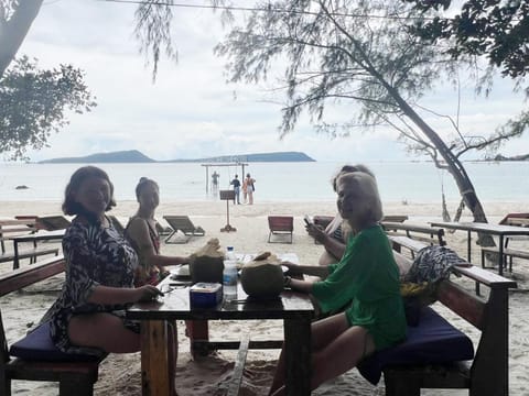 Restaurant/places to eat, Food and drinks, Dining area, Beach, Drinks, group of guests