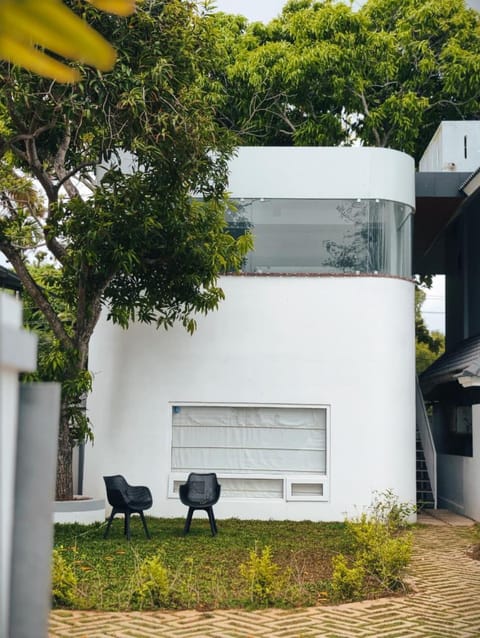 Property building, Day, Garden, Garden view