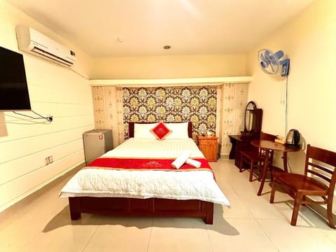 Bed, Living room, Photo of the whole room, Seating area, Bedroom
