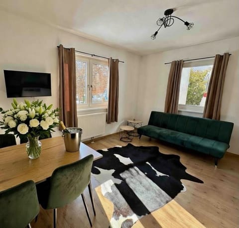 Communal lounge/ TV room, TV and multimedia, Living room, Seating area, Dining area