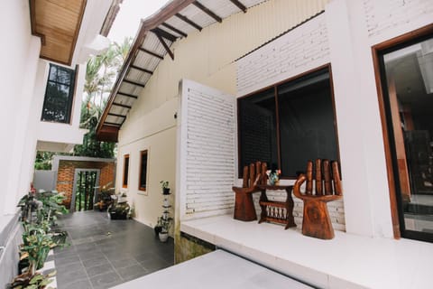 Property building, Balcony/Terrace, Seating area