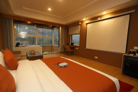 Bed, TV and multimedia, Living room, Photo of the whole room, Seating area