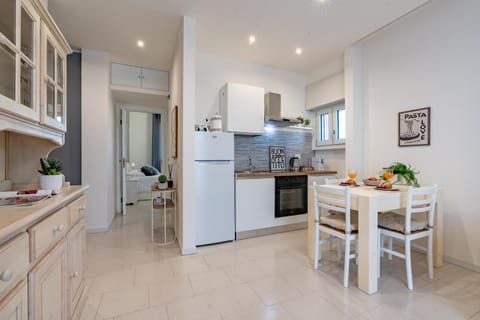 Kitchen or kitchenette, Dining area, oven, stove