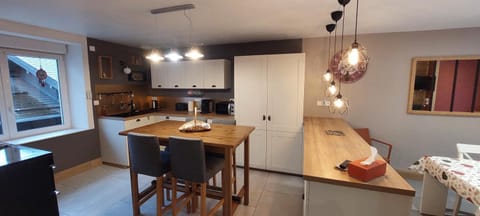 Kitchen or kitchenette, Dining area, dishwasher, stove