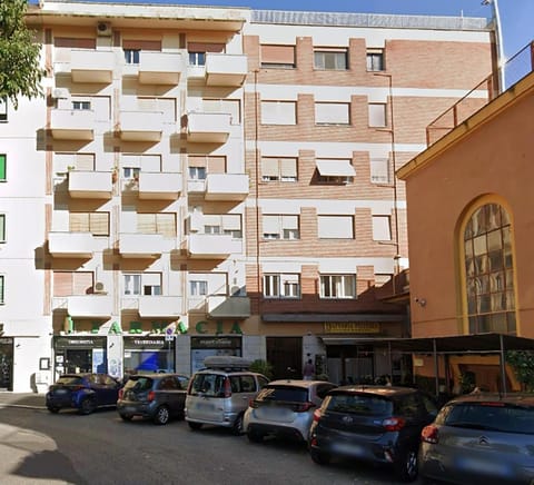 Property building, Restaurant/places to eat, Day, Neighbourhood, View (from property/room), Parking