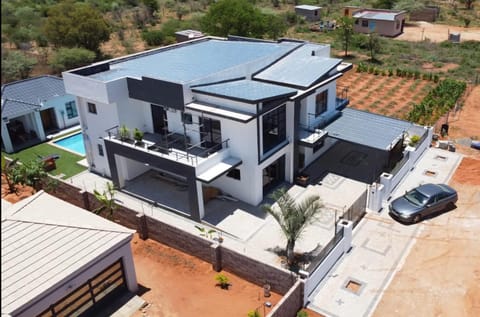 Property building, Neighbourhood, Street view, Swimming pool, Location, Parking