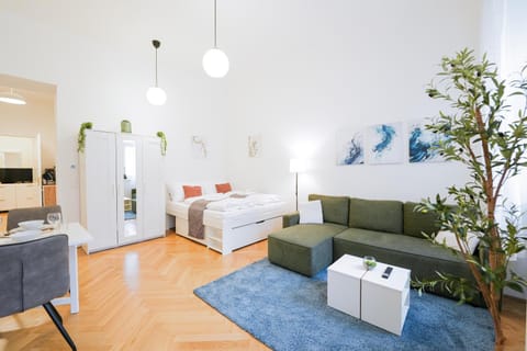 Bed, TV and multimedia, Kitchen or kitchenette, Living room, Photo of the whole room, Seating area, Bedroom