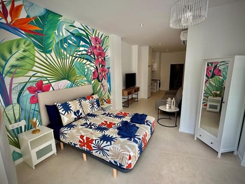 Communal lounge/ TV room, Bed, TV and multimedia, Bedroom, locker, locker