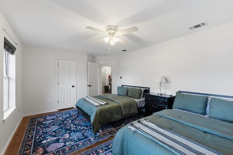 Oakwood Oasis- 1,4 Acres of Tranquility home House in Denton