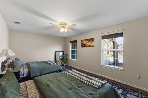 Oakwood Oasis- 1,4 Acres of Tranquility home House in Denton