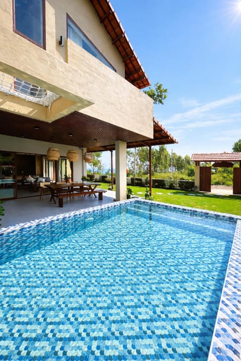 Property building, Day, Swimming pool