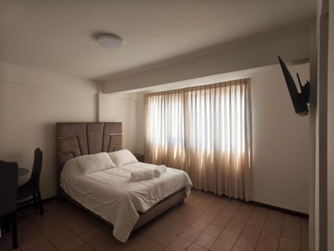 Bed, TV and multimedia, Photo of the whole room, Bedroom