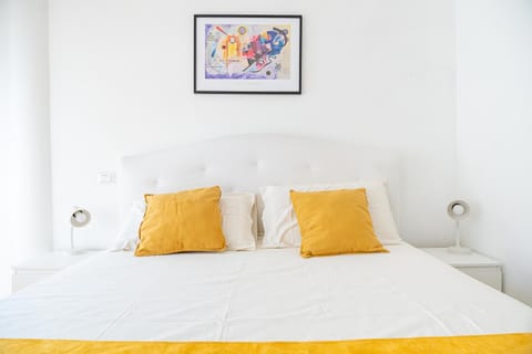 Bed, Photo of the whole room, Decorative detail, Bedroom
