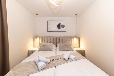 Bed, Bedroom, towels