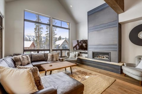 Come stay at Five Peaks, a newly built home, Walk to Shuttle, Peak 8, Amazing View, Hot Tub House in Breckenridge