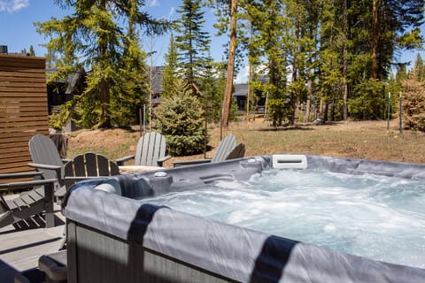 Come stay at Five Peaks, a newly built home, Walk to Shuttle, Peak 8, Amazing View, Hot Tub House in Breckenridge