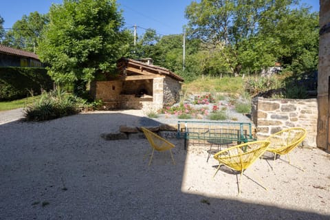 Property building, Patio, Spring, Day, Garden, Garden view