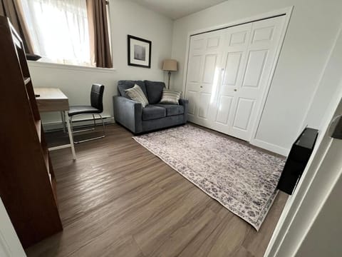 Wes and Tatianas cozy home away from home Apartment in Nanaimo