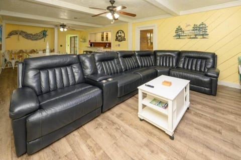 5BD House~1.1mi to Beach~sleeps10Bike&Pet Friendly House in Surfside Beach