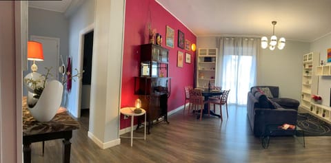 Communal lounge/ TV room, People, Living room, Lunch, Family