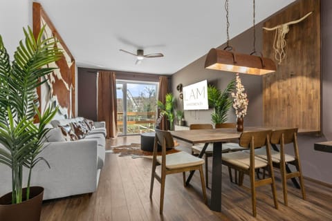 TV and multimedia, Kitchen or kitchenette, Living room, Seating area, Dining area