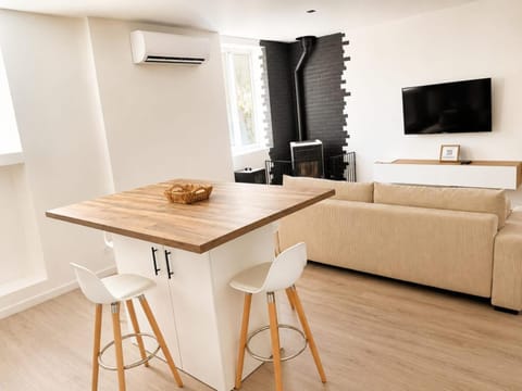 Communal lounge/ TV room, TV and multimedia, Living room, Seating area, heating, air conditioner