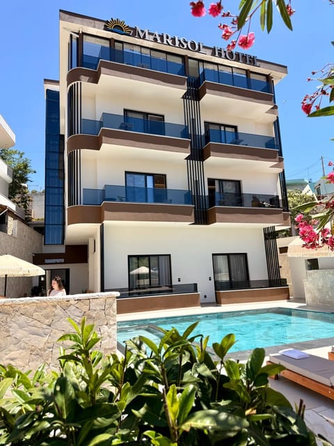 Property building, Day, Pool view, Swimming pool, sunbed
