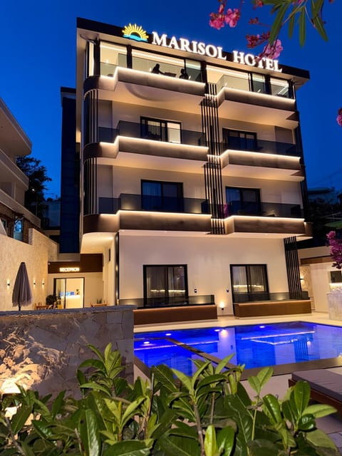 Property building, Night, Pool view, Swimming pool, sunbed