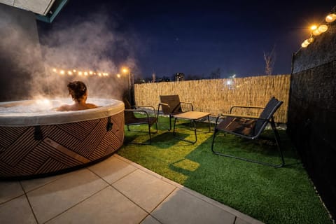 Hot Tub, Hot Tub