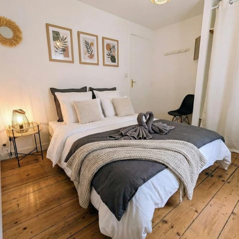 Bed, Photo of the whole room, Bedroom, towels