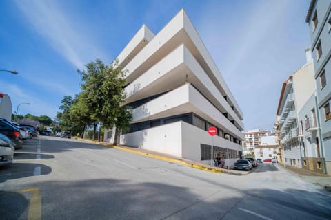 Property building, Day, Neighbourhood, Street view, Parking