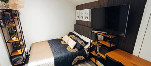 Bed, TV and multimedia, Photo of the whole room, Bedroom