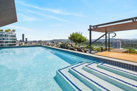 Day, Natural landscape, Mountain view, Pool view, Swimming pool, sunbed