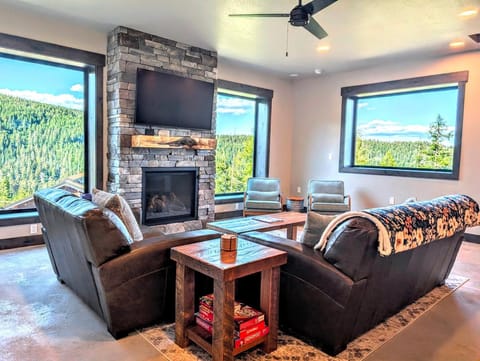 Communal lounge/ TV room, TV and multimedia, View (from property/room), Seating area, Evening entertainment, Mountain view, fireplace