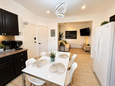 TV and multimedia, Kitchen or kitchenette, Living room, Seating area, Dining area