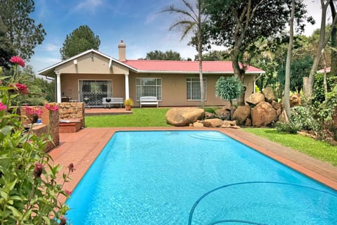 Property building, Patio, Garden, Garden view, Pool view, Swimming pool, sunbed