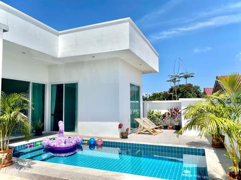 Property building, Pool view, Swimming pool, sunbed