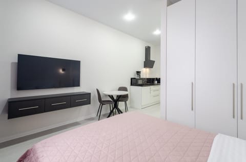 Bed, TV and multimedia, Bedroom, wardrobe