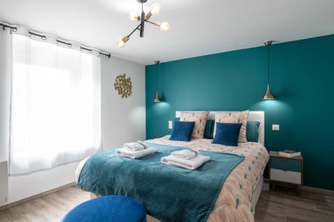 Bed, Photo of the whole room, Bedroom, heating, towels