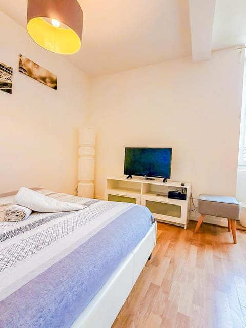 TV and multimedia, Photo of the whole room, Bedroom