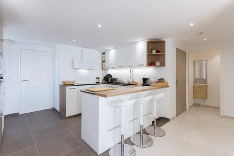 Clos des Chênes - terrace with sea view, modern, AC Apartment in Cannes