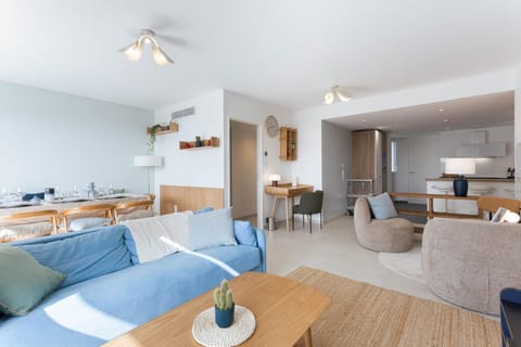 Clos des Chênes - terrace with sea view, modern, AC Apartment in Cannes