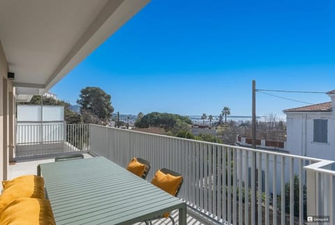 Clos des Chênes - terrace with sea view, modern, AC Apartment in Cannes