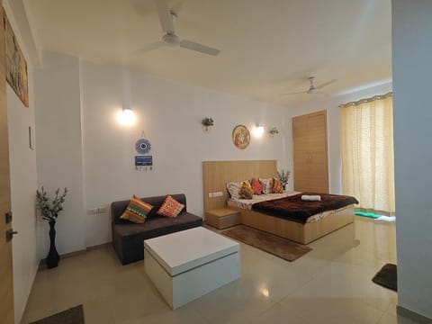 Photo of the whole room, Bedroom, wardrobe