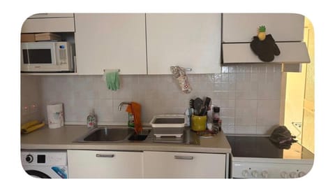 Coffee/tea facilities, Kitchen or kitchenette, stove