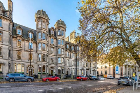 Old Town Castle View 4 Bedroom 5 beds Sleeps 10 Apartment in Edinburgh