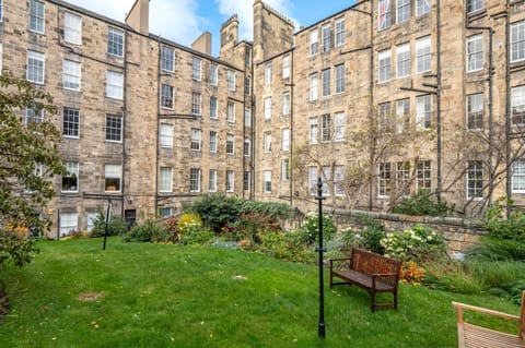 Old Town Castle View 4 Bedroom 5 beds Sleeps 10 Apartment in Edinburgh
