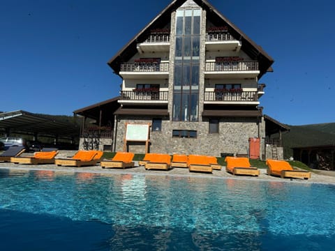 Property building, Day, Natural landscape, Mountain view, Swimming pool, sunbed