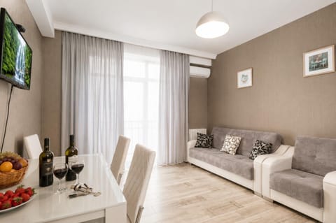 TV and multimedia, Living room, Food